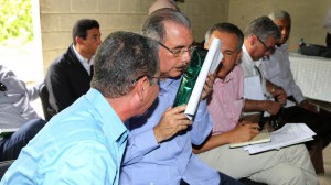 El manadatario se dispone a observan un documento que le fuera entregado.