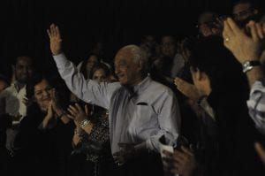 El maestro Papa Molina, recibe el saludo del ministro de Cultura, y los aplausos del público.