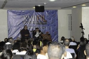 Ernesto Cardenal ofrece un recitar de poemas en el Teatro Nacional.