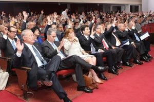 Los accionistas participantes en la asamblea.