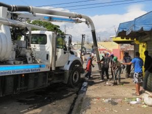 Brigadista limpian bajo la utilizacion de camion subcionador