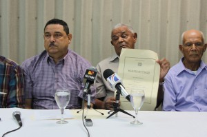 Candelario Peña Duverge, muestra su titulo de propiedad