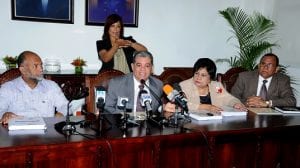 El ministro de Educación, Carlos Amarante Baret, habla en la rueda de prensa en la que se presentaron los resultados del Concurso de Oposición Docente 2013. Les acompañan de izquierda a derecha, Eduardo Hidalgo, presidente de la ADP, Ligia Amada Melo, ministra de Educación Superior, Ciencia y Tecnología, y Luis Enrique Matos, viceministro de Asuntos Técnicos y Pedagógicos.