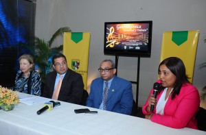 Margarita Copello de Rodríguez, Presidenta Fundación Sinfonía, Manuel Peña Conce, Vice Rector de Extensión y Asuntos Estudiantiles, Francisco Cruz Pascual, y Greysy Reyes