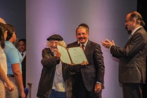 Ernesto Cardenal al momento de recibir el Premio Internacional Pedro Henríquez Ureña de manos del presidente Danilo Medina y el ministro de Cultura, José Antonio Rodríguez