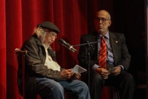 Ernesto Cardenal habló sobre Pedro Henríquez Ureña en su discurso de agradecimiento. Lo acompaña el Dr. Brea Franco comisionario del premio