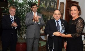 El presidente del CONEPREC, Celso Marranzini reconoce a la asesora del sistema judicial de la embajada de Estados Unidos, Beatriz Arenas, en compañía del embajador James Brewster y el vicepresidente ejecutivo del CONEPREC, Salvador Figueroa Sánchez.