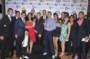 Padre Francisco Lluveres, Rector del Colegio Loyola acompañado de Miembros del jurado, entregan Galardón a los Integrantes de la Película Ganadora Ausencia 