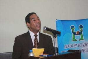 David Cuevas, medico nefrologo intensivista con master en trasplante de organos hace la presentacion el Manual del Paciente Renal.