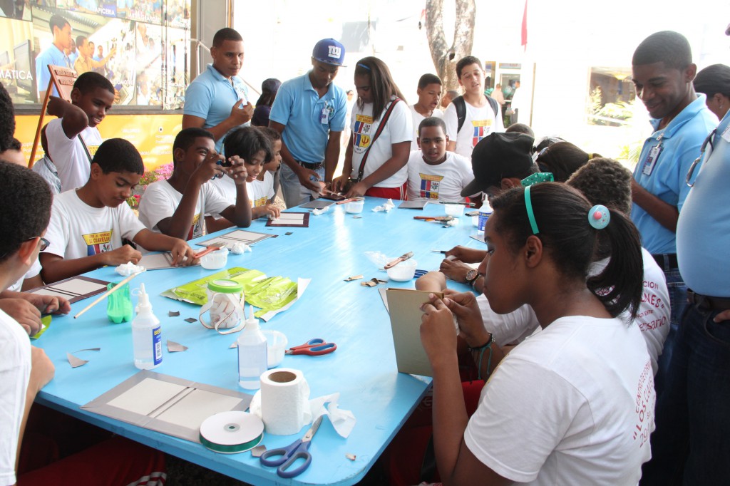 Niños participan en la sala habilitadas para ellos.