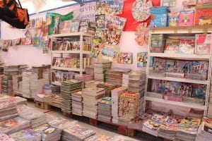 Las estanterías estan llenas de ofertas de libros a buenos precios.