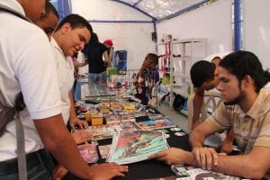 El interés por los libros crece desde que la feria fuera inaugurada el jueves.