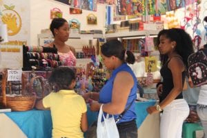 Estudiantes y profesores visitan la feria del libro.