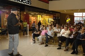 Thimo Pimentel al momento de la disertación