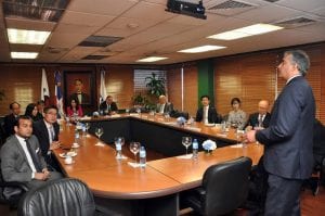 Ejecutivos del BANDEX explican su experiencia a los coreanos.