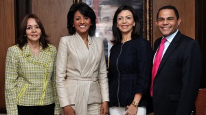 Candida Montilla, Primera Dama Dominicana, junto a la comitiva que la acompaña en su viaje al exterior.