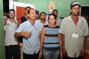 Integrantes de la Junta de Vecinos “Ramón Antonio Meléndez”, muestran su rechazo a la acción de los haitianos. Foto Alex Reynoso.