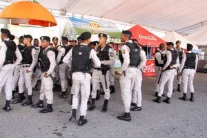 Agentes de la Policía dispuesto para vigilar la feria.