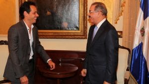 El cantante de origen puertorriqueño llega con su característica sonrisa hasta el presidente Medina.