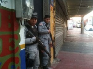 Agentes se resguardan de los ataques de personas que protestan.