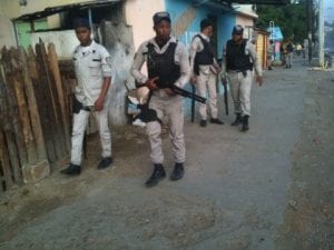 Agentes patrullan las calles de Navarrete.