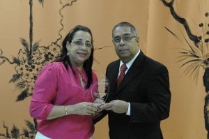 Estudiantes reconocen al Profesor Abel Añil