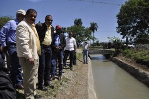 Vista parcial de un tramo de el canal El Llano rehabilitado por el INDRHI. El director del INDRHI y autoridades provinciales observan el canal El Llano que fue rehabilitado en su totalidad.