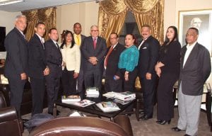 El licenciado Luis Lithgow, junto a la comisión de la Asociación de Abogados de Santiago, cuyo presidente Robinson Fermín García Reynoso figura a su derecha, y activistas del Copola durante la visita que estos hicieron al Consulado, donde recibieron explicaciones sobre el Plan de Alfabetización y los servicios consulares.
