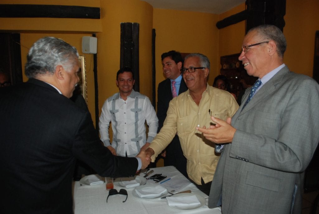 El presidente del PRD saluda a alcaldes participantes en la reunión.