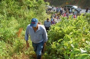 El ministro de Medio Ambiente, Bautista Rojas Gómez, junto a un grupo de empleados.