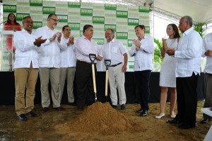 Los empresarios Carlos Larrauri, Miguel Rodríguez Brenes, Jean-Christophe Bestaux y Pierre Girard, encabezan el acto de inicio del parque de energía renovable.