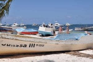 En Bávaro, las embarcaciones compiten por el espacio de los bañistas (1)