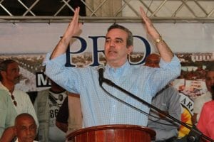 Luis Abinader en Moca, donde se reunió con dirigentes del PRD en esa ciudad.