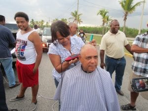 Una estilista raspa la cabeza del empresario.