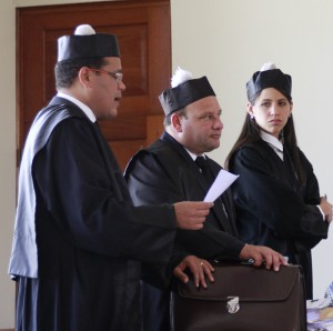 Los abogados Marcos Peña, Juan Carlos Ortiz y Laura Medina, en representación de Bellón