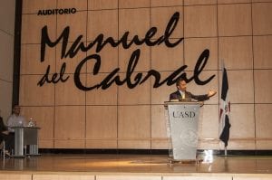 Maestro Jimmy Rosario en una de sus conferencias