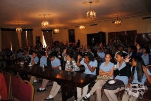 Vista parcial de los estudiantes del Politécnico profesora Rafaela Pérez que asistieron al panel sobre Medio Ambiente efectuado en el Ayuntamiento local.