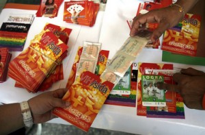 Folletos y preservativos desplegados en un “Carrito por la Vida”, parte de las acciones del Centro Nacional de Educación Sexual de Cuba, para concienciar sobre el VIH/sida. Crédito: Jorge Luis Baños/IPS