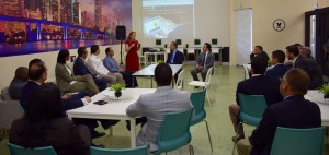 El ex presidente Leonel Fernández escucha explicaciones sobre la incubadora tecnológica.