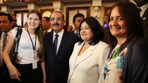 El mandatario junto a invitados al acto de apoyo al emprendimiento.