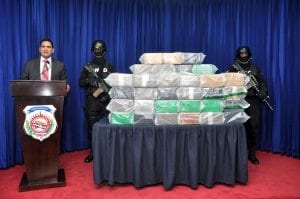 El relacionista público de la DNCD en rueda de prensa,