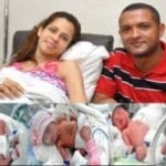 Denny Santana y su esposo Alberto Almonte junto a las cuatrillizas Dalina, Alina, Naslha y Alisa.