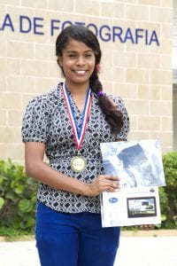 El Instituto Técnico Superior Comunitario felicita a la estudiante meritoria Ysabel Paula, de la carrera de Fotografía matricula 2014-0247, por haber ganado el Segundo Lugar en el concurso de fotografía Un Flash para la Niñez, auspiciado por la Fundación Comunidad, Esperanza y Justicia Internacional (FUNCEJI)y modelo de la Unión Europea (MUE). El reconocimiento fue otorgado el pasado 26 de abril durante una ceremonia efectuada en la Universidad Autónoma de Santo Domingo (UASD).