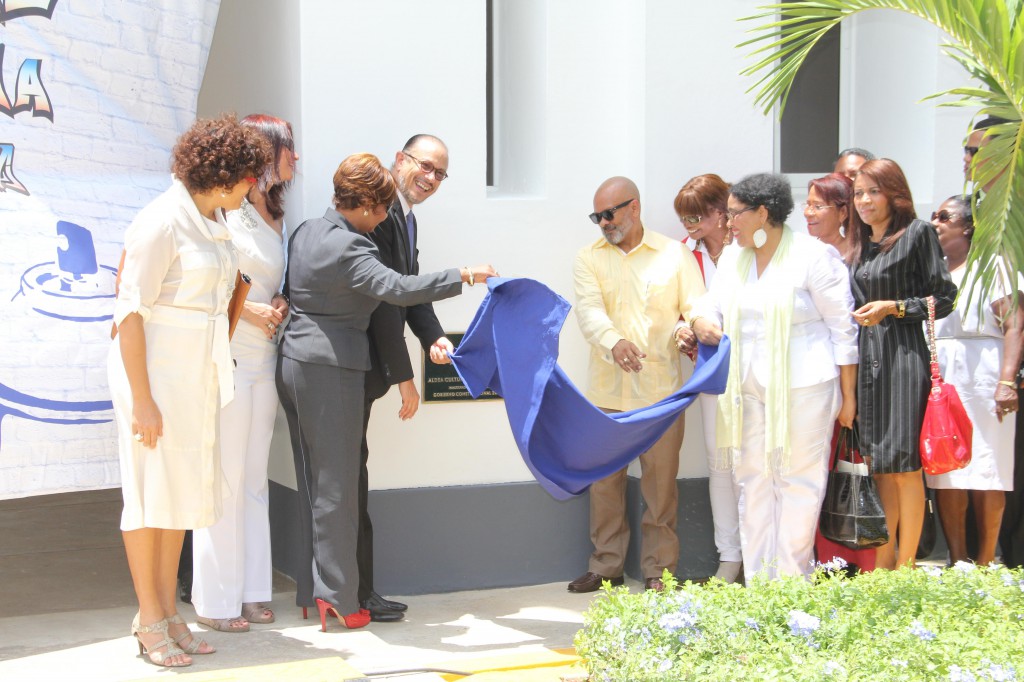 .    Momento en que se develizó la entrada de la primera Aldea Cultural de la República Dominicana.