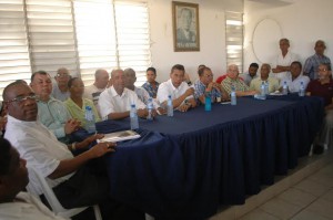 Guido Gómez Mazara por la presidencia del PRD Guido en acto en SDE en la mesa principal con dirigentes.