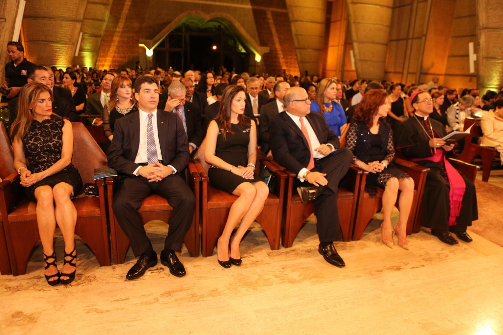 De izquierda a derecha, los señores Sandrá Bisonó, Christopher Paniagua, Jhoanna Rodríguez , Eduardo J. Grullón V., Melba Segura de Grullón y Monseñor Gregorio Nicanor Peña