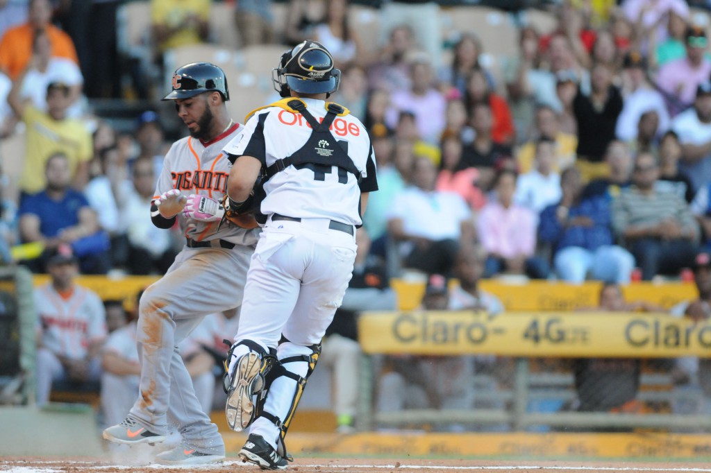 Maikel Franco conecta el cuadrangular solitario en la sexta entrada.