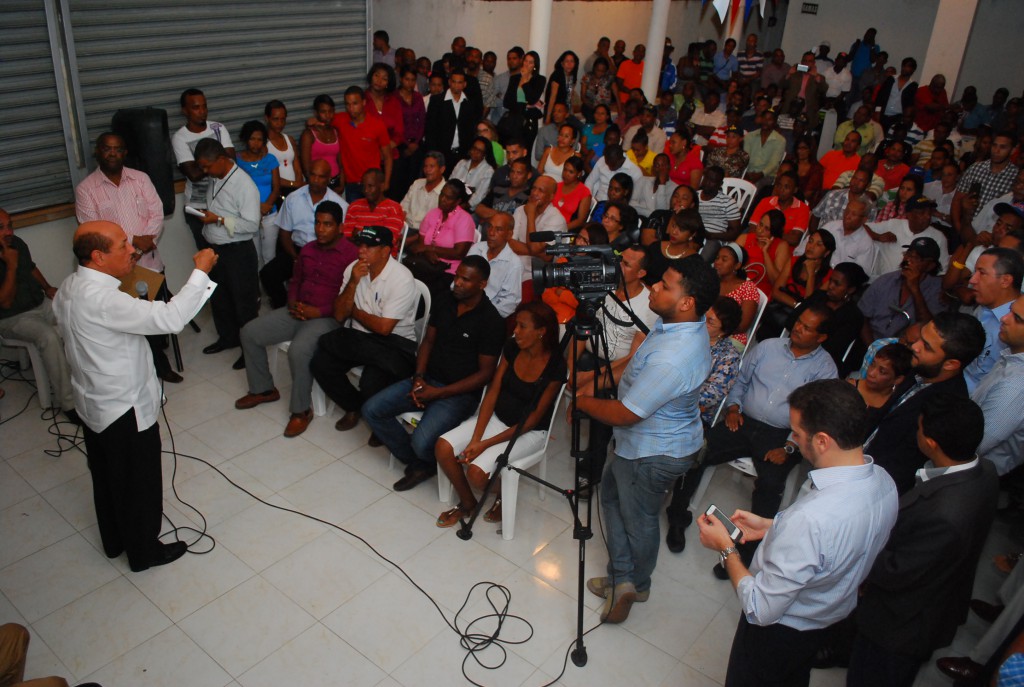 El candidato presidencial del PLD juramenta a miembros de su equipo.