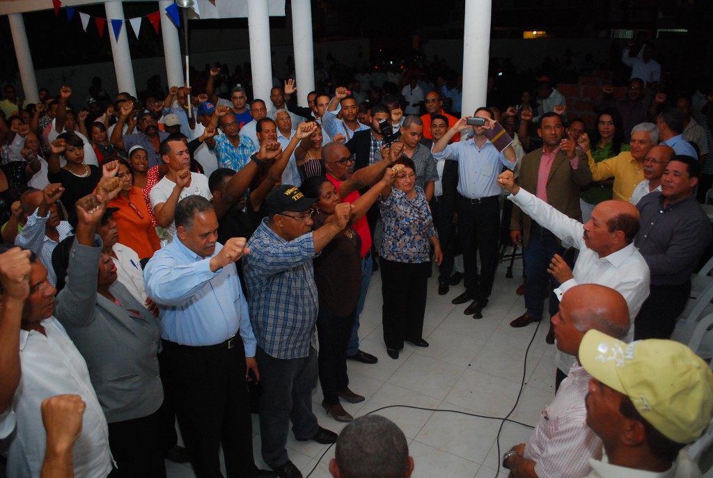 El candidato presidencial del PLD juramenta a miembros de su equipo.