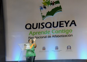 Una de las alfabatizadas habla en el acto.